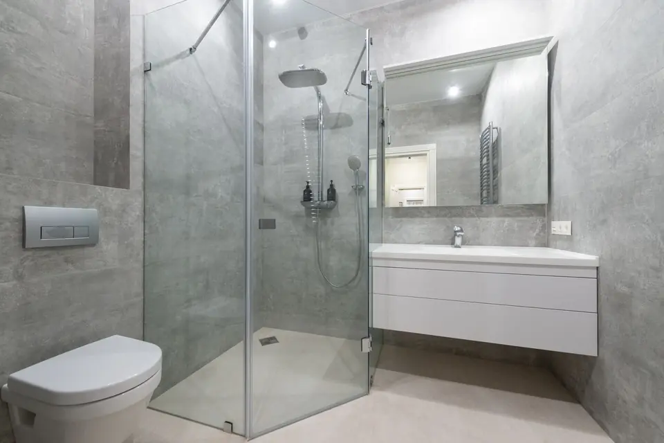 Lichte badkamer met een inloopdouche